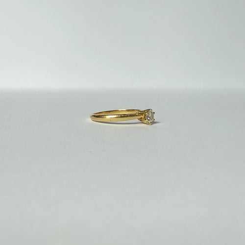 https://cdn.shopify.com/s/files/1/0943/8576/6747/files/bague-vintage-Solitär-or-jaune-18-carats-diamant.webp?v=1789574197