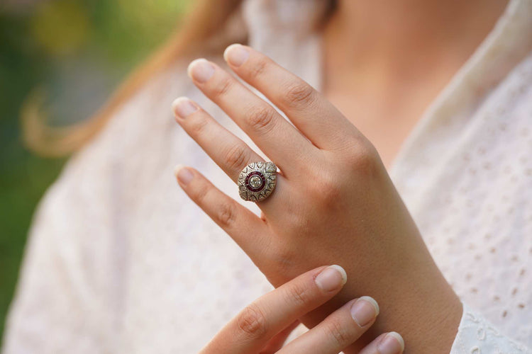 Bague 53 Bague dôme en platine avec diamants et rubis 58 Facettes 24716