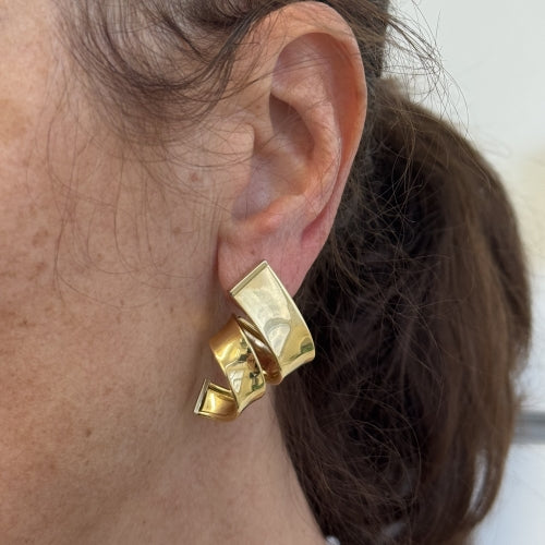 https://ledial.it/app/uploads/2023/10/30294-orecchini-oro-pendenti-indossato_sito.jpg
