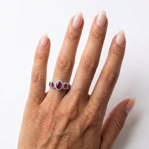 54 Bague en or blanc avec rubis 2,00 ct et diamants 58 Facettes G4028