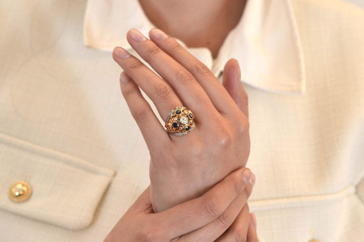 Bague 49 Bague dôme 1950 en or jaune 18k, diamants et saphirs synthétiques 58 Facettes 25514 dv