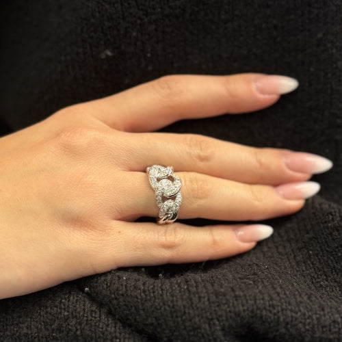 https://ledial.it/app/uploads/2024/01/35796-anello-oro-grumette-diamanti-indossato_sito.jpg