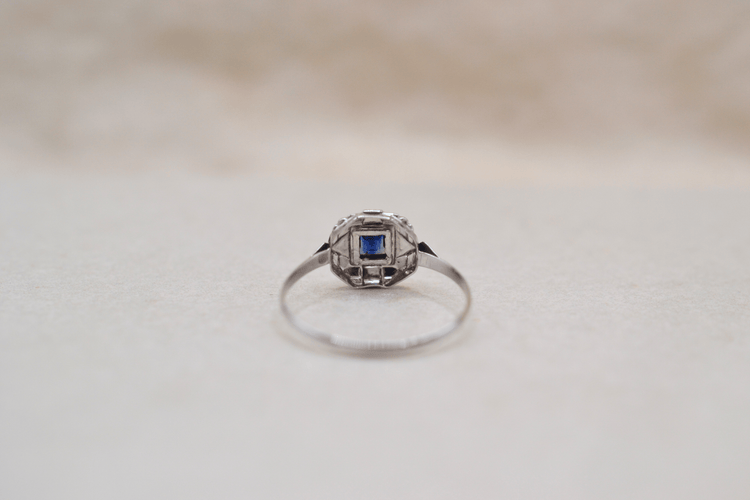 https://cdn.shopify.com/s/files/1/0963/7950/2920/files/bague-art-deco-vintage-ethique-durable.png?v=1789134090