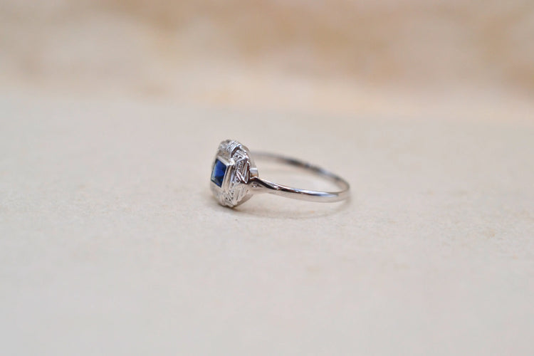 https://cdn.shopify.com/s/files/1/0963/7950/2920/files/bague-ancienne-pierre-bleue-art-deco.webp?v=1789134087