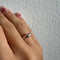 https://ledial.it/app/uploads/2024/01/31624-anello-oro-diamanti-solitario-indossato_sito.jpg