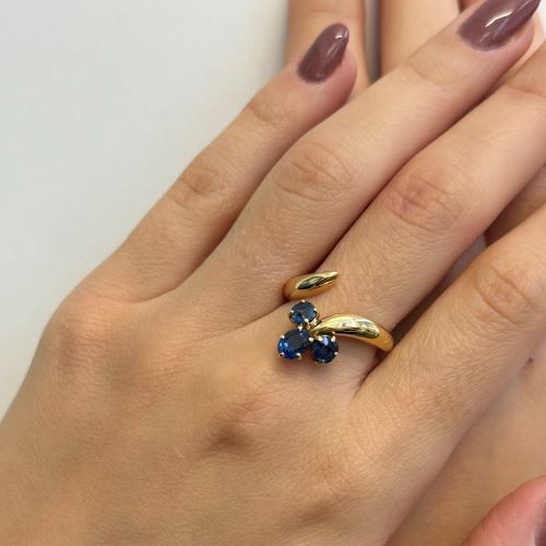 https://ledial.it/app/uploads/2024/02/34048-anello-oro-zaffiro-indossato_sito.jpg