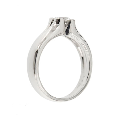 https://ledial.it/app/uploads/2024/03/30874-anello-platino-diamanti-solitario-8.jpg