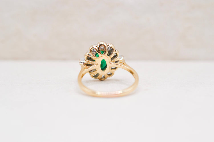 https://cdn.shopify.com/s/files/1/0963/7950/2920/files/bague-Stokrotka-diamants-taille-baguette.jpg?v=1789547993