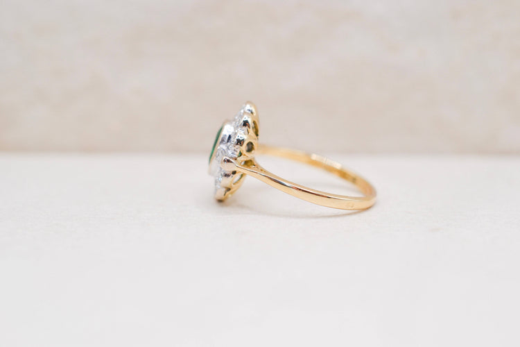https://cdn.shopify.com/s/files/1/0963/7950/2920/files/bague-ancienne-Stokrotka-emeraude-diamants.jpg?v=1789547993