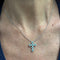https://ledial.it/app/uploads/2022/07/25439-collana-ciondolo-oro-bianco-croce-diamanti-smeraldo-indossato_sito.jpg