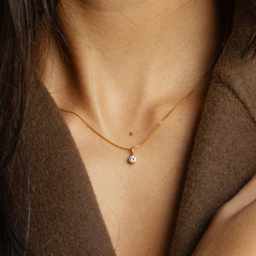 https://cdn.shopify.com/s/files/1/0943/8576/6747/files/collier-or-serti-clos-diamant.jpg?v=1792594189