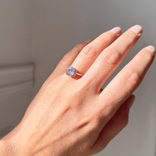 https://cdn.shopify.com/s/files/1/0943/8576/6747/files/bague-saphir-bleu-clair-non-chauffe.heic?v=1789656497