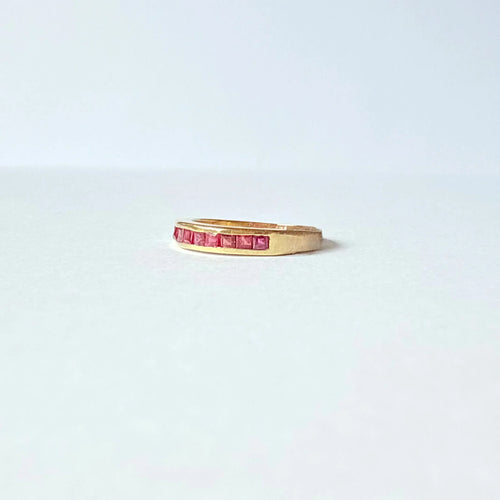 https://cdn.shopify.com/s/files/1/0943/8576/6747/files/Półwiecznościowy pierścień-vintage-or-18-carats-rubis-naturels.webp?v=1789581079