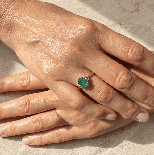 https://cdn.shopify.com/s/files/1/0943/8576/6747/files/bague-emeraude-diamants.png?v=1789585534