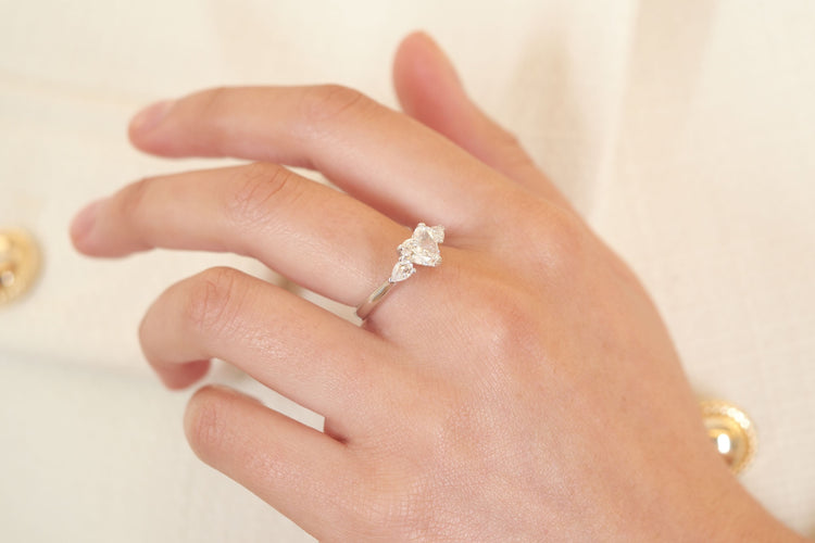 Bague 53 Bague cœur en platine avec diamant 1,13 ct et diamants poire 58 Facettes 26295-25050