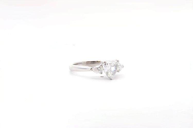 Bague 53 Bague cœur en platine avec diamant 1,13 ct et diamants poire 58 Facettes 26295-25050