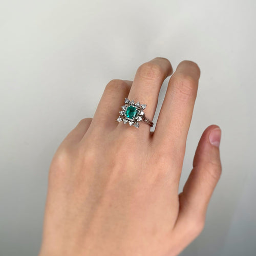 Ring 54 White gold ring, emerald and diamonds 58 Facettes 230116R