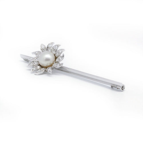 Broche Broche fleur en or blanc, platine, perle et diamants 58 Facettes 200068R