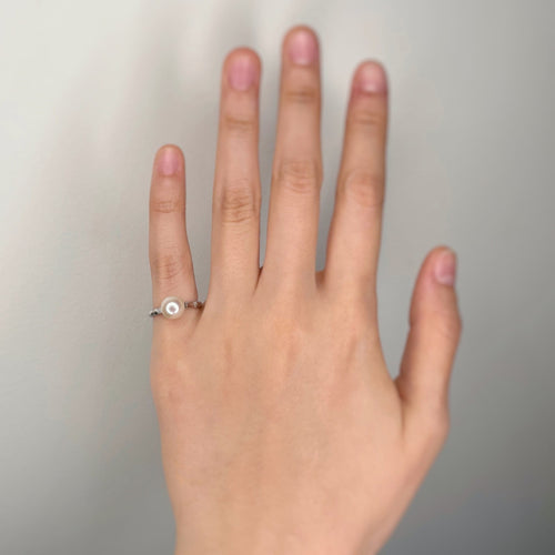 Ring 46 White gold ring and cultured pearl 58 Facettes 200051R