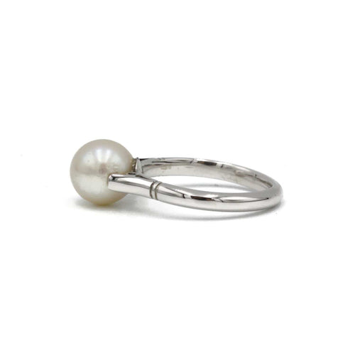 Ring 46 White gold ring and cultured pearl 58 Facettes 200051R