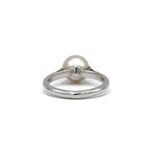 Ring 46 White gold ring and cultured pearl 58 Facettes 200051R