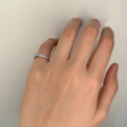 Bague 46 Demi-alliance en platine et diamants 58 Facettes 180076R