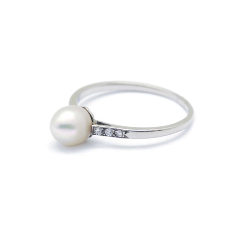 Bague 53 Bague en or blanc, perle et diamants 58 Facettes 140134R