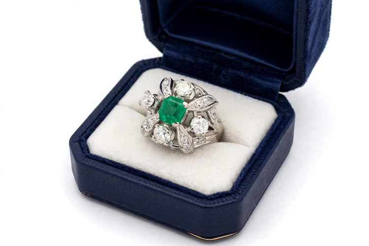 Ring 53 Ring with central emerald in platinum and diamonds 58 Facettes 562/26 A