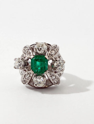 Ring 53 Ring with central emerald in platinum and diamonds 58 Facettes 562/26 A