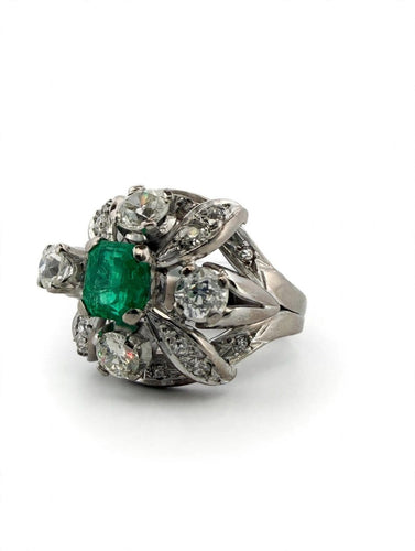Ring 53 Ring with central emerald in platinum and diamonds 58 Facettes 562/26 A