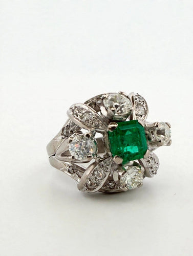 Ring 53 Ring with central emerald in platinum and diamonds 58 Facettes 562/26 A