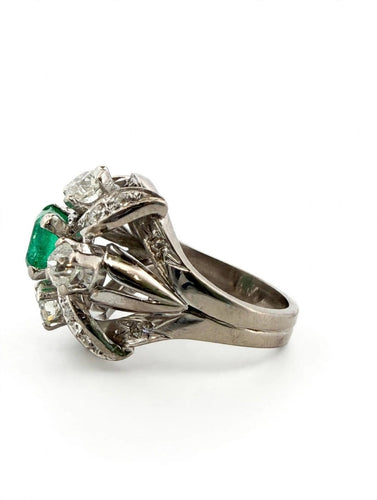 Ring 53 Ring with central emerald in platinum and diamonds 58 Facettes 562/26 A