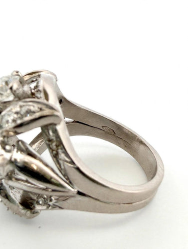 Ring 53 Ring with central emerald in platinum and diamonds 58 Facettes 562/26 A