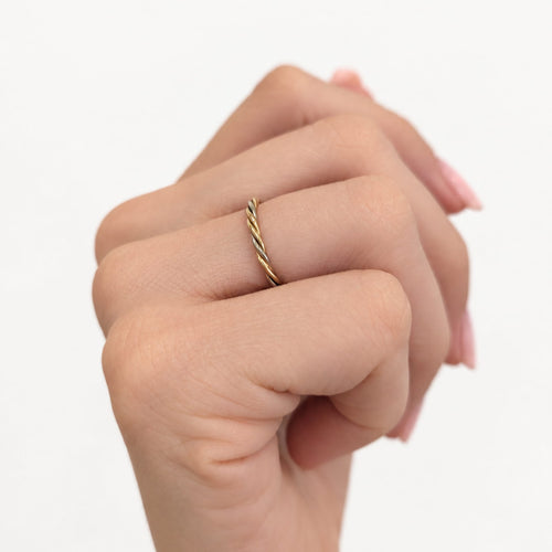 https://18carats.fr/wp-content/uploads/2026/09/37902-38321-Bague-torsadee-trois-ors-CARTIER.jpg