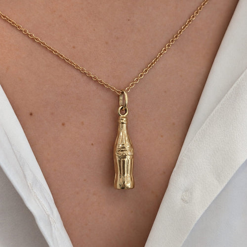 https://18carats.fr/wp-content/uploads/2026/09/38082-38301-Pendentif-Coca-Cola-en-or-jaune.jpg