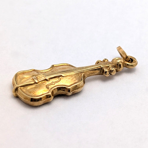 https://18carats.fr/wp-content/uploads/2026/07/38021-38289-Pendentif-violon-en-or-jaune-scaled.jpg
