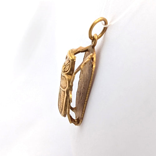 https://18carats.fr/wp-content/uploads/2026/09/37995-38271-Pendentif-scarabee-egyptien-en-or-jaune-scaled.jpg