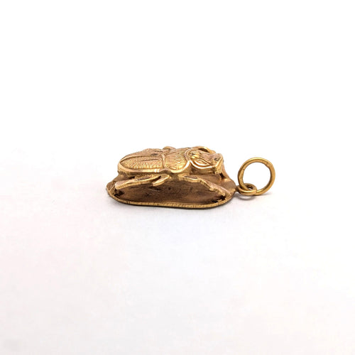 https://18carats.fr/wp-content/uploads/2026/09/37995-38273-Pendentif-scarabee-egyptien-en-or-jaune-scaled.jpg