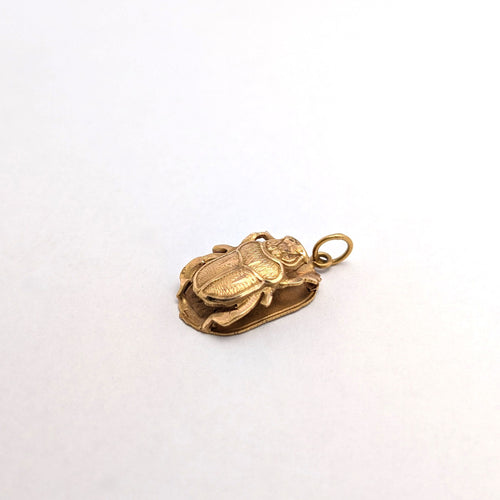 https://18carats.fr/wp-content/uploads/2026/09/37995-38272-Pendentif-scarabee-egyptien-en-or-jaune-scaled.jpg