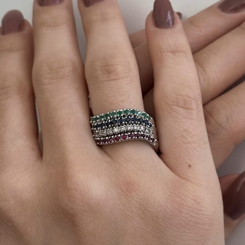 https://ledial.it/app/uploads/2024/12/33645-anello-oro-diamanti-rubino-zaffiro-smeraldo-indossata_sito.jpg