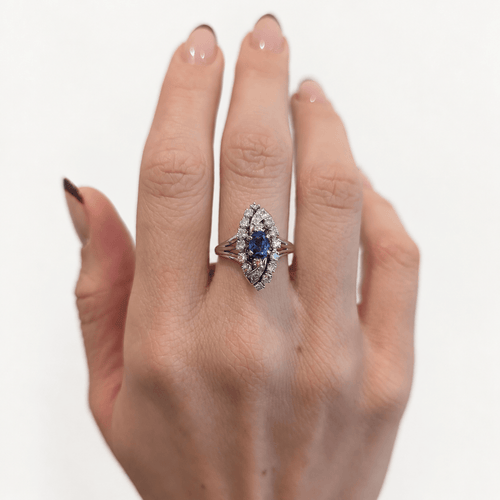 Bague 56 Bague marquise en or blanc, saphir et diamants 58 Facettes 38096