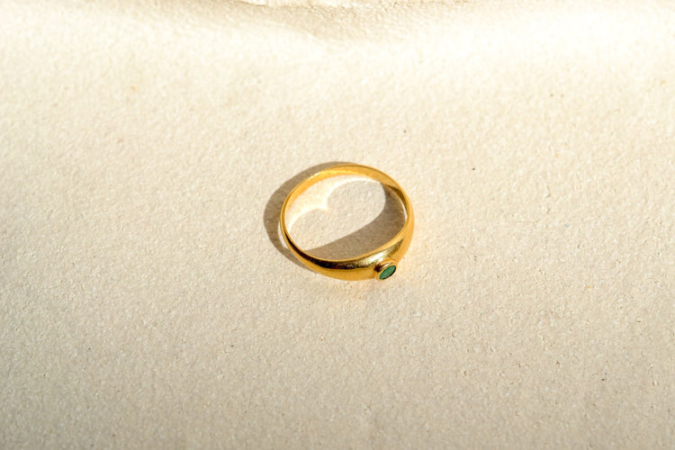 https://cdn.shopify.com/s/files/1/0963/7950/2920/files/bague-jonc-anglais-en-or-jaune-ornee-d-une-emeraude-bague-vintage.jpg?v=1790082936