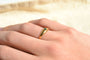 https://cdn.shopify.com/s/files/1/0963/7950/2920/files/bague-jonc-anglais-en-or-jaune-ornee-d-une-emeraude-bague-cadeau-femme.jpg?v=1790083106