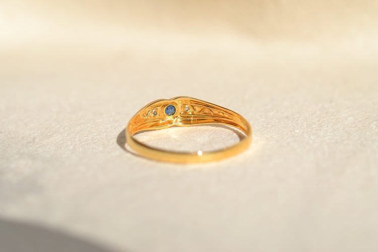 https://cdn.shopify.com/s/files/1/0963/7950/2920/files/bague-jonc-anglais-en-or-jaune-ornee-d-un-saphir-epaule-de-deux-diamants-bague-femme.jpg?v=1790081039