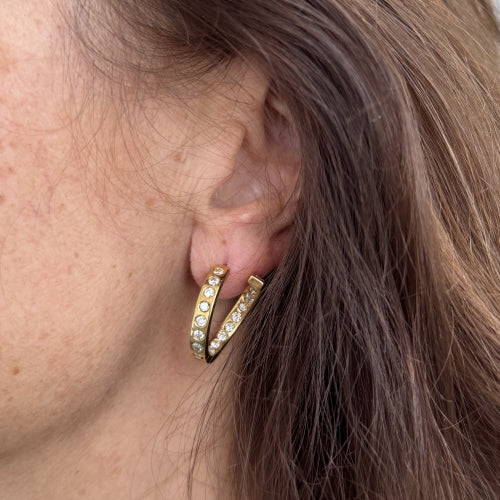 https://ledial.it/app/uploads/2025/02/36761-orecchini-oro-cerchio-diamanti-indossato_sito.jpg