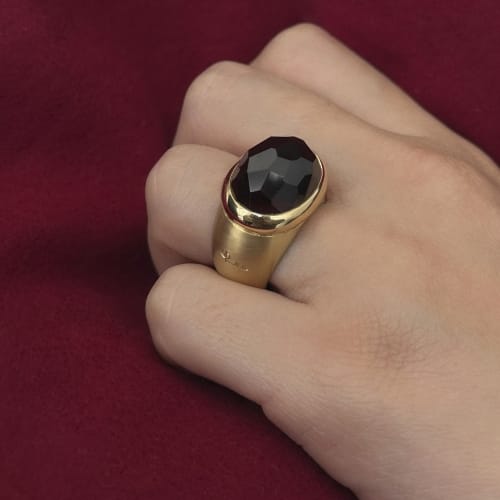 https://ledial.it/app/uploads/2025/04/36427-anello-oro-granato-pomellato-iceberg-indossato_sito.jpg