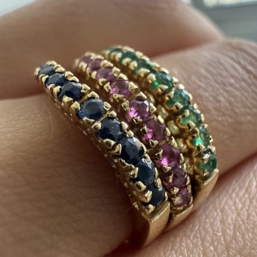 https://ledial.it/app/uploads/2026/09/29884-anello-riviere-tripla-oro-zaffiri-smeraldi-rubini_indossato_sito-51.jpg
