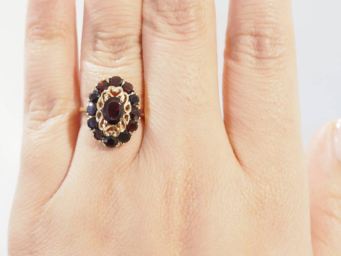 https://cdn.shopify.com/s/files/1/0750/3799/9372/files/l-aurore-bague-vintage-or-grenats_7430e6dc-3eb7-4e3a-a4d1-01105e043bc7.jpg?v=1790867286