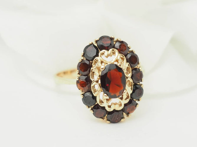 https://cdn.shopify.com/s/files/1/0750/3799/9372/files/laurore-bague-vintage-or-jaune-grenats_f4317098-30ee-4fce-af9b-88b379f83422.jpg?v=1790867286