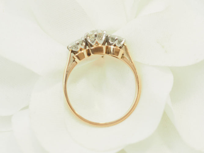 https://cdn.shopify.com/s/files/1/0750/3799/9372/files/l-aurore-bague-trilogie-or-diamants_4463a2ae-3275-4839-b4d2-cf91d75b54ea.jpg?v=1790947494